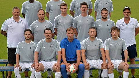Hinten v.l.: Etienne, Peter Lucas, Linus Schares, Marvin Gabel
Mitte v.l.: Co-Trainer Dirk Louis, Timo Gradwohl, Alexander Seibel, Nico Schmidt, Jonas Peter, Trainer Oliver Henrichs
Vorne v.l.: Pascal Heinz, Moritz Vollkommer, Rafael Bernacisco, Dennis Gloe, Pascal Fahl