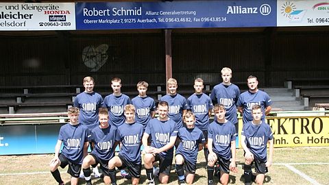 SG Auerbach
U19-Kreisliga Süd Amberg/Weiden 
Herbstrunde 2022

Die Mannschaft in neuen Aufwärt-Shirts vor dem ersten Vorbereitungsspiel am Samstag, 6. August gegen die SG SV Neuhaus mit Trainer Bernd Forster (stehend, rechts).