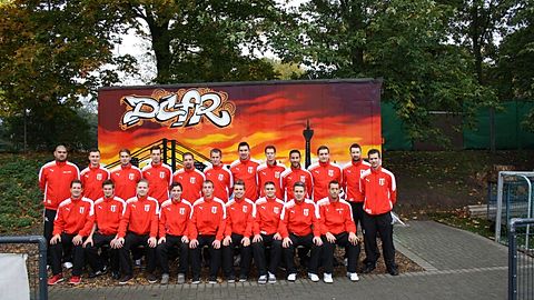 Hintere Reihe (v.l.): Stefan Luner (Co-Trainer), Artur Hofmann, Philip Runge, Mark Straßen, Boris Walewski, Mario Vöge, Patrick Kiefer, Michael Schlungs, Okan Baydar, Dirk v. Poppel, Oliver Bulla, Pascal Groth (Betreuer)

Vordere Reihe (v.l.): Timm Hofmann, Andreas Schlungs, Martin Schön, Michael Wrona, Benjamin Schröter, Maurice Pellikaan, Meik Pfeifer, Dirk Bohne (Trainer), Leslie Schey

Es fehlen: Patrick Nowak, Daniel Schlosser, Nourredine Derbali