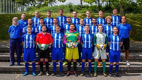 Obere Reihe v. l.: Fabian de Sa Pfeifer, Patrick Tomala, Rafael Sa Goncalves, Nico Thiele, Andreas Bozoki, Kevin Kirchner, 2. Kapitän Maximilian Kirchherr, 3. Kapitän Dominik Magosch.
Mittlere Reihe v. l.: Spartenleiter Jürgen Thiele, Ramazan Atlihan, Silas Deiß, Patrick Juszczak, Robin Fink, Christoph Albrecht, Antonio da Silva Antunes, Christopher Straßer, Trainer Timo Morlock.
Untere Reihe v. l.: Dennis Böhringer, Helder Fereira, 1. Kapitän Dennis Thiele, Jan Lang, Patrick Fink, Mika Allgeier, Patrick Prötzel.
Es fehlen: Christopehr Adams, Chris Böhringer, Oskar Bonilla, Tamay Lehr, Sascha Martins-Cordeiro, Alexander Schmidt, Daniel da Sa Silva, Andreas Weigel.