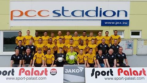 Hinten von links: Chamdin Said, Daniel Embers, Simon Kouam Kengne, Hikmet Yildirim, Dennis Terwiel, (Taher El Idrissi,) Lukas Weiß, Gianni Giorri, Baran Özcan, Tobias Schiek, Nedzad Dragovic, Demircan Dikmen, Sunay Acar - Mitte von links: Trainer Günter Abel, Physiotherapeut Marc Laufkötter, (Timo Giese,) Simon Edu, Dennis Konarski, Almir Sogolj, Patrick Wafo, Kevin Bongers, Co-Trainer Volker Abel, Sportlicher Leiter Frank Hildebrandt - Vorne von links: Abteilungsleiter Wolfgang Graf, Geschäftsführer Wilfried Conrad, Tim Hartmann, Cengizhan Erbay, Martin Hauffe, Tim Weichelt, Mirko Urban, Oguzhan Cuhaci, Obmann Thorsten Bier, Betreuer Rainer Gangelhoff, Athletik-Trainer Detlef Tolksdorf