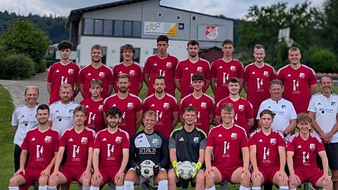 Obere Reihe v.l. Laurin Konya, Luca Maschmeyer, Joshua Warsinsky, Bennet Pfeifer, Maximilian Rust, Tom Allendorf, Christoph Möllering, Timo Ponzel. Mittlere Reihe v.l. Ralf Prystav, Sven Rode, Illia Mazur, Johannes Pötter, Tobias Frütel, Erik Osterhold, Aaron Thierbach, Karsten Gröne, Michael Schmidt-Mohr. Untere Reihe v.l. Leif Friedrich, Niklas Frütel, Levin Konya, Fabio de Bruin, Kai Eglmeyer, Malte Drees, Philipp Mohr, Jonas Hüls