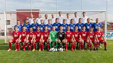 VON HINTEN LINKS: 2. Abteilungsleiter Sebastian Wilder, Teammanager Martin Ketterl, Physiotherapeut Karl-Heinz Plötz, Sportlicher Leiter Arthur Pongratz, TW-Trainer Stefan Riederer, Co-Trainer Karl-Heinz Hofmann, Cheftrainer Roland Fuidl, 1. Abteilungsleiter Matthias Altmann

MITTE VON LINKS: Daniel Engl, Michael Wich, Tobias Berger, Michal Hvezda, Felix Baumann, Michael Lamecker, Stefan Pongratz, Thomas Zollner, Martin Vesenjak, Christian Ranzinger, Michael Plänitz

VON VORNE LINKS: Tobias Wich, Tobias Kordick, Johannes Bierlmeier, Franz-Xaver Brandl, Franz Wendl, Tobias Vogl, Johannes Groitl, Lorenz Kowalski, Jonas Berzl, Marco Faltermeier, Maximilian Drexler, Daniel Schmaderer

(Es fehlen: Zeugwart Stefan Sänger, Marvin Mauser)

Foto: Ulli Frisch Fotografie
