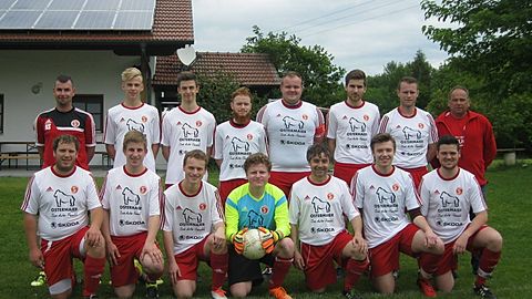 stehend: Nils Schlossus, Manuel Schandl, Bastian Wirthmüller, Christoph Brandl, Florian Huber, Markus Röder, Josef Hingerl, Trainer Andreas Bayer;
knieend: Johannes Hauser, Anton Bauer, Martin Niedermeier, TW Andreas Wagenhofer, Armin Buck, Tobias Immler, Spielertrainer Maximilian Klingl