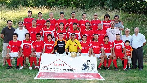 Hinten v.l.: Trainer R. Tarsan, Tae, Kühn, Ö. Yilmaz, Nebioglu, Yarim, Kilic, Trainer II Kahraman, 2. Vors. O. Degirmenci.
Mitte v.l.: SpA Kantarci, 2. Vors. A. Yilmaz, T. Tarsan, Kaska, Gök, Inanc, E. Degirmenci, Bekyigit, Co-Trainer II Tasdemir, Betr. Ötztürk. Betr. Ö. Yilmaz.
Vorne v.l.: Trainer Ö. Ötztürk, B. Ötztürk, H. Ötztürk, Ö. Özdemir, M. Yilmaz, Özel, M. Ötztürk, Ö. Yilmaz, H. Ötztürk, Tangör, Semih.     Foto: Pfeifer