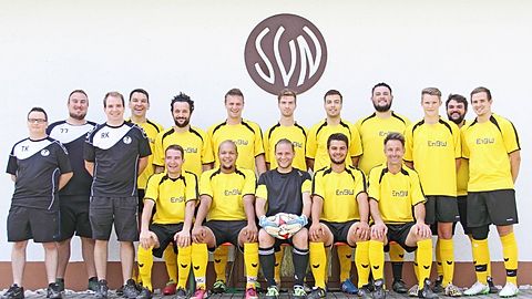 Stehend von links: Tobias Küffner (Betreuer), Patrick Müller (Abteilungsleiter), Raphael Kohlhofer (Betreuer), Roland Bayer, Marius Antor, Thomas Benkler, Fabian Neumann, Mario Götz, Corbinian Wedlich, Raphael Herold, Johannes Demleitner, Florian Eller.
Sitzend von links: Stefan Appel, Chad Williams, Tobias Haas, Razvan Rauh, Roland Schmidt.
Es fehlen: Kevin Brunner, Dominik Hautmann, Florian Hora, Johannes Rupprecht, Rafael Söllner.