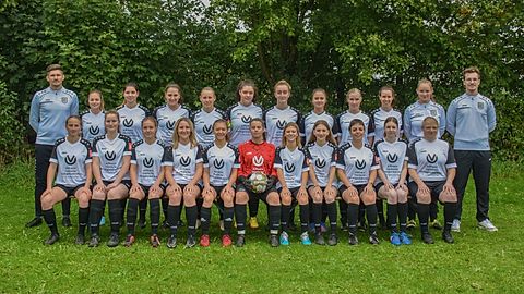 1. Reihe von links nach rechts: Maya Schell, Emilie Hensle, Janina Meier, Sienna Strebe, Serafina Golik, Lorena Sukaj, Lilly Preisser, Ellen Weichselbaum, Jovana Bjelovuk, Vanessa Holzapfel, Stefanie Jobst.

2. Reihe von links nach rechts: Trainer Stefan Bergmoser, Mia Enns, Lucie Borst, Franziska Schwager, Johanna Freundorfer, Taisija Akbar, Eva Schneider, Mia Schiebelbein, Katharina von Bloh, Regina Haindl, Co-Trainerin Friederike van Schoor, Co-Trainer Benedikt de Zorti

Es fehlen: Aileen Bönisch, Julia Kranz, Lara Wieland, Sabrina Seitz, Silvana Franke, Tiarra Chavez