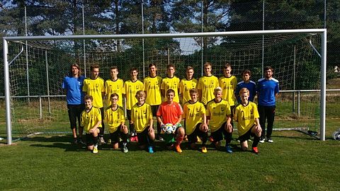 U17/2 Saison 2016/2017 mit Trainer Achim Stoof (rechts hinten) und Betreuer Gunther Pfahler (links hinten)