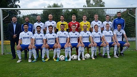 TSV Bobingen Saison 2017/2018 Bezirksliga Schwaben Süd
stehend von links: Abteilungsleiter Klaus Refle, Trainer Marco di Santo, Michael Vogt, Christopher Detke, Adrian Schlotterer, Patrick Hiljanen, Jonas Spieler, Jonas Thümmler, Fabian Stadlmair, Trainer Michael Deschler
sitzend von links: Hüseyin Tomakin, Emre Mutlu, Cemal Nam, Burak Sirtkaya, Tim Müller, Murat Calli, Michael Zedelmaier, Marco Weise, Sebastian Jeschek
es fehlen: Cemal Mutlu, Halim Bal, Simon Schlotterer