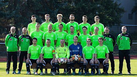 o.v.l. Marco Schuster, Patrick Seidel, Robin Böhme, Kevin Wolf, David Schwarz, Konrad Schrell
m.v.l. Raimund Wolf (Teammanager), Dirk Hofmann (Co-Trainer), Torsten Görig, Robin Glanz, Iwan Weiß, Tom Peschel, Stefan Mehlig, Robert Petschel, Dirk Hartmann (Trainer), Marco Matthes (Torwarttrainer)
u.v.l. Jonathan Klapsch, Rico Kleebank, Steven Kunze, Lars Vogler, Patrick Möbius, Rene Fröhlich