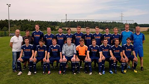 Von l.n.r stehend: Spieleiter Helmut Schmid, Betreuer Lukas Rothäuger, Hartl Christian, Eckert Stefan, Forster Thomas, Zitzelsberger Andreas, Huber Alexander, Roth Pascal, Schuierer Tobias, Jentsch Frank, Schano Maximilian, Physiotherapeut Fenzl Marco, Trainer Rank Armin
Von l.n.r sitzend: Kirchberger Andreas, Metz Andreas, Haas Sebastian, Pongratz Lukas, Karl Maximilian, Zenger Matthias, Morina Denis, Berisha Veton, Roidl Marco 
Am Bild fehlen: Berisha Arton, Grassl Oliver, Haas Johannes, Fritz Julian, Pongratz Michael