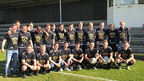 hintere Reihe von links: Ralf Budde (Trainer), Ingo Menkhaus (Trainer), Markus Sahl (Co-Trainer), Moritz Hedding, Patrick Bitter, Arne Sieber, Malte Lührmann, Finn Trentmann, Tobias Niendieck, Simon Langenbach, Malte Kemper, Lennart Drees, Timo Sträutker, Jannik Both, Max Blumendeller
vordere Reihe von links: Florian Hotfilter, Benedikt Heidemann, Jannis Klingbeil, Leon Krützmann, Gereon Brinker, Matthias Eversmann (TW), Maxi Heidemann (C), Lukas Wermker (TW)