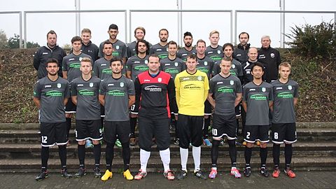 Hintere Reihe von links: Guido van Schewick, Michael Maschke, Alexander Dababi, Malte Hauenstein, Alpay Kus, Selcuk Eren, Tom Nilgen, Michael Stork (Trainer), Peti Becker (Sportdirektor). Mittlere Reihe von links: Benedikt Günther, Selami Öztürk, Özkan Teke, Marcel Spanier, Simon Kozany, Lukasz Koziatek, Peter Bedkowski (Co-Trainer). Vordere Reihe von links: Ismail Cakici, Lukas Braumann, Adem Avci, Erik Claussen, Dustin Gottlebe, Bartosz Siedlarski, Yasuhito Sunohara, Lars Wyschanowski.