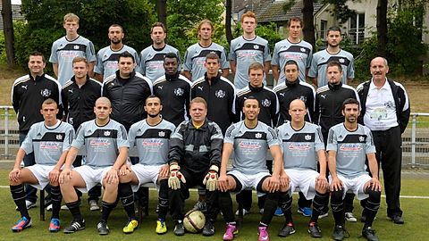 oben von links: Maximilian Hodi, Haris Dedic, Patrick Drewes, Thomas Schneider, Patrick Zaremba, Gökhan Yigitsoy mitte von links: Trainier Christian Vettraino, Dennis Kozlowski ,Kürsat Kader, Dennis Boateng, Marco Schiavano, Marcel Bourscheidt, Luka Bilcar, Severin Mai, Co. Trainer Franco Corvelli unten von links: Rondin Wagner, Maurizio Mennone, Khalid Afkir, Mirco Hülsmann, Mohammed Ben Akcha, Marvin Bell, Massimo Schiavano Es fehlen: Julien Thiele, Ismael Lartey, Christian Isserstedt, Patrick Wittersheim, Rene Lücke