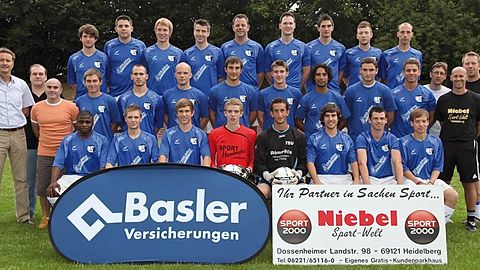 Hinten v.l.: Pesch, Herold, Jannack, Lipponer, Haarmann, Reiter, Schlenker, Neuert, Bernhard.
Mitte v.l.: Market.-Ltr. H. Willmann, SpA Jürgen Genthner, Pressewart Zegowitz, Häfner, Orlowski, Morche, A.Genthner, Münch, Faisal, Yaruz, Jost, Kassierer Diekhoff, Trainer Stiehl, Co-Tr. Schüssler.
Vorne v.l.: Paulo, Herzog, Fehlow, Alex Willmann, Afgharni, Link, Busch, Gerlinger.     Foto: Pfeifer