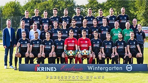 v. lk. Oben: Kevin Moser, Ralph Thomann, Philipp Marko, Julias Neundörfer, Andre Schmitt, Mert topuz, Max Witchen, Dominik Rippstein, Sebastian Wagner, Andre Karmann

v. lk. Mitte:  Sponsoren Gunther u. Jochen Krines, 1.Vorstand Egbert Mahr, Sport Vorstand Erich Barfuß, Julian Klauer, Noah Wagner, Sharan Rujovaj, Joe Beckmann, Thomas Durst, Sebastian Albert

v. lk. unten : Thorsten Schlereth, Felix Hart, Luca Zeiß, Chris Donnert, Stefan Klemm, Markus Geier, Niklas Tscherner, andre Lörzer, Kevin Steinmann, Danny Schlereth

Fehlt: Sven Wieczorek

Foto: PresseFoto Evans / Ryan Evans