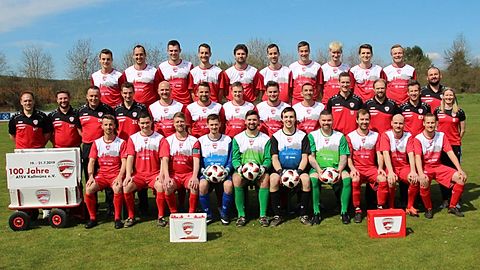 Hinten von links: Alexander Schmidts, Michael Braun, Thomas Simon, Robert Würdinger, Andreas Edenharter, Tobias Würdinger, Benedikt Mandl, Lukas Feil, Marcel Faltermeier, Johann Häckl, TW-Trainer Wolfgang Würdinger Mitte von links: Trainer Tobias Meindl, 3. Abteilungsleiter Kevin Hammer, 2. Jugendleiter Dieter Fleischmann, Co-(nditions)Trainer Matthias Neuhierl Andreas Guttenberger, Stefan Schießl, Tobias Jobst, Oliver Schmidts, Karim Schneider, Verkaufsleiter Markus Hartlmüller, 2. Abteilungsleiter Markus Gerber, Abteilungsleiter Florian Faltermeier, 2. Vorsitzende Franziska Bayerl Vorne von links: Tobias Schlehuber, Martin Dechant, Robert Hummel, Matthias Rank, Tobias Meier, Stefan Gallenberger, Christian Schiedrich, Elias Rinner, Benedikt Bögelein, Dennis Jobst Es fehlen: Betreuerin Lisa Seebauer, Patrick Falls, Bernd Maldoner, Fabian Schreiber, Wolfgang Sachsenhauser, Simon Würdinger, Michael Pfleger, Andreas Leikam, Johannes Lell, Christopher Baldauf, Alexander Heimler