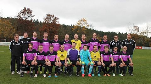 hinten von links: Trainer Klaus Edler, Spielleiter Daniel Kornitzky, Johannes Völkl, Andreas Ködel, Daniel Küffner, Stefan Kollotschek, Alexander Track, Maximilian Ludwig, Christian Reichenberger, Andreas Keil, 1. Vorstand Ulrich Bertelshofer, 3. Vorstand Steffen Kunschke

vorne von links: Spielführer Felix Rienecker, Philipp Heinrich, Fabio Sollecito, Daniel Trudu, Matthias Zimmermann, Daniel Grüner, Tobias Sommerer, Benjamin Eltschkner, Christopher Poirier, Michael Spiegl

Es fehlen: Julian Nagel, Seckin Herek, Daniel Körber, Daniel Peetz, Tino Unterburger, Sascha Winkler, Heiko Fröhlich, Matthias Kornitzky, Tomas Weber, Faried Ismail. Lucas Schönauer