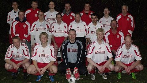 Hintere Reihe von links: Dennis Andreessen, Nikolaus Scharner, Thorsten Lach, Matihas Weigel, Maik Hillen, Mathias Schröder, Wolfram Weigel
Mittlere Reihe von links: Lars Wemken, Niels Zommerland, Günther Wilken-Johannes, Dieter Wilken-Johannes, Hasso Azad, Marc Hasselhorn
Vordere Reihe von links: Sören Handt, Olaf Meyer, Sven Büntjen, Gerrit Lange, Marius Koch
Auf dem Bild fehlen: Timo Kruse, Christian Broziat, Daniel Müller, Christian heise, Hendrik Jürgens, Maik Köhnemann, Tobias Lehmann, Marcel Meyer, Heiner zum Holz, Timo Broziat, Lutz Grützmann