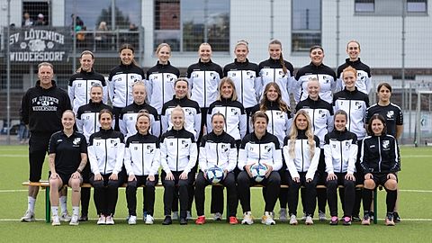 Vordere Reihe von links: Nitya Völlmecke (Team-Managerin), Yvonne Tißen, Frieda Börger, Alina Schönenkorb, Julia Wegner, Melanie Greven, Pia Acher, Annika Bernat, Carolin Zirener
Mittlere Reihe von links: Carsten Thiesen (Trainer), Hanna Köster, Mira Lindner, Elisha Thiesen, Jessica Schmidt, Lisa Acher, Dana Schilder, Femke Koers, Sandy Schefold (Physiotherapeutin)
Hintere Reihe von links: Yasmin Harpeng, Jasmin Choukri, Mathea Koch, Lina Overkamp, Johanna Groos, Kim Preußer, Melis Güngör, Nikem Smet
Es fehlen: Alina Holle, Vanessa Pommeranz, Josephin Epping, Marthe Otto, Ana Rekic, Annika Schlichting, Anna Höcker, Deena Maryniok
