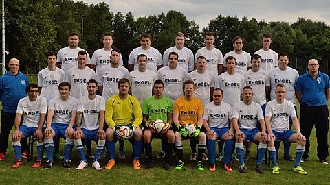 Hintere Reihe (v.l) Kim Feßenbecker, Kai Feßenbecker (Spielertrainer), Dominik Streib, Luca Grab, Jochen Streng, Richard Paulus, Pascal Eckert
Mittlere Reihe (v.l) Jürgen Essig (Spielausschuss), Patrick Krudwig, Björn Schweter (Co-Spielertrainer), Dennis Rembert, Christian Helleis, Sebastian Rudolf, Christian Karl, Michael Kirschner, Sascha Helleis, Stefan Kress, Jörg Bernhard (Spielausschuss-Vorsitzender)
Vordere Reihe (v.l) Marcelino Goncalves, Florian Hummel, Andreas Rieth, Matthias Keil, Julian Rieth, Steffen Ecker, Jan Müller, Stefan Rieth, Alexander Ette