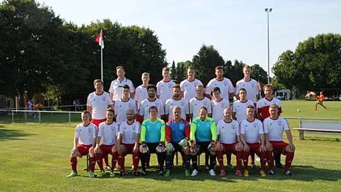 V. oben links n. unten rechts: Coach Preßel, Cassens, Fleischauer, Kauschus, J.Lüdemann, P.Hildebrandt, Wettwer, Cordts, Maka, K.Lüdemann, Lehmann, Bach, Blanco, Betreuer Joost, Klaas, M.Beckett, Mehlhase, Behrmann, Jekat, Rademacher, Lohse, Zwoch, Gerdes