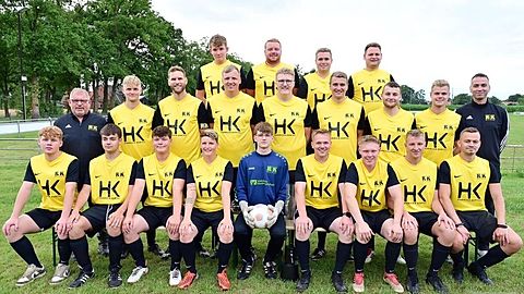 Das Team (hinten, v. l.): Kjell Weersmann, Niklas Paul, Henning Schleppers, Luca Kamphuis; (Mitte) Trainer Klaas Olthuis, Julian Reefmann, Gerry Lichtendonk, Christoph Magritz, Jos Eschendal, Timon Lichtendonk, Mathis Tiebert, Nick Völkerink, Trainer Kai Lichtendonk; (vorne) Luca Lenters, Liron Kelder, Bram Jonkeren, Christin Ehlers, Jan Greve, René Klomparens, Nick Jonkeren, René Zwafelink, Janick Platje. Es fehlen: Gero Nyboer , Maik Zwafelink , René Voegt , Marco Zwafink, Gerry Schüürmann. Foto: Udo Wohlrab