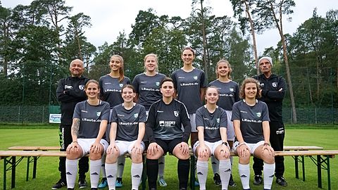 (hi. v. li.) Luis Torrey, Nadine Degel, Alice Hirmer, Rebekka Kroiher, Franziska Leuchter, Günter Hornung
(vo. v. li.) Kristina Reiser, Evelyn Hesidenz, Nina Süßmann, Marina Hirmer, Tamina Maraji