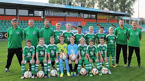 Stehend v.l.n.r.: Torwarttrainer Gernot Mändlein, Co-Trainer Volker Leopoldseder und Arturo Sorace, Tim Mory, Jannis Oley, Rafael Salazar, Jan Teutscher, Jamal Mader, Finn Haag, Torwarttrainer Steed Ray, Trainer Horst Diller

sitzend v.l.n.r.: Joshua Long, Luca Glanz, Luis Hirschmann, Fabian Endreß, Eric Körner, Nico Leopoldseder, Peter Holzmann, Nicolas Ray