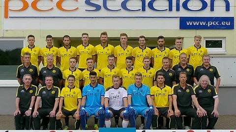 Hinten: Colin Schmitt, Yassin Merzagua, Patrick Dertwinkel, Mike Koenders, Timo Welky, Jonas Haub, Julian Dusy, Samet Sadiklar, Justin Walker, Thorsten Kogel.

Mitte: Chef-Trainer Stefan Janßen, Co-Trainer Peter Cernuta, Metin Kücükarslan, Valdet Totaj, Julien Rybacki, Tevfik Kücükarslan, (Justin Bock,) (Co-Trainer Michael Pomp,) Physiotherapeut Detlef Nitschke, Technischer Leiter Dirk Thiedge.

Vorne: Geschäftsführer Wilfried Conrad, Fußballobmann Thorsten Bier, Dennis Wibbe, Adnan Laroshi, Andreas Kossenjans, Philipp Gutkowski, Jerome Manca, Sportlicher Leiter Frank Hildebrandt, Zeugwart Rainer Gangelhoff.

Es fehlen: Ferdi Acar, Danny Rankl, Abteilungsleiter Wolfgang Graf.