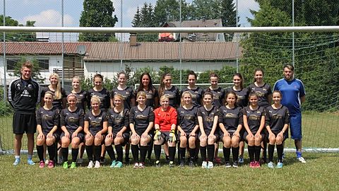 Von oben recht nach links: Trainer Wolfgang Jung, Laura Ruppenstein, Nadine Langner, Julia Pfundmair, Mona Graf, Selina Waidmann, Michi Gebauer, Carola Lechner, Lena Gerpheide, Larissa Roher, Steffi Schlemmer. Trainer Trinkl Benni
Von unten links nach rechts: Kathrin Neumeier, Karina Singer, Jacqueline Gebauer, Luci Eberhardt, Tanja Augustin, Simone Stotz, Lena Ulrich, Denise Proschinger, Leni Mayr, Jessica Ellis, Anita Eder (es fehlen: Lara Stieglitz, Julia Augustin, Melanie Mühlbauer, Uli Ankner, Simone Herrler und Betreuerin Mama Susi und Geli )