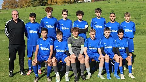 Hinten: Martin Ostermeier, Hammam Alhajar, Jaron Dowejko, Luis Hanwalter, Moritz Weißflach, Sebastian Hanwalter, Muhib Al-Jumaili, Kilian Birzer
Vorne: Maadh Al-Jumaili, Bastian Hüttinger, Paul Wagner, Severin Krammel, Daniel Jakobi, Hussein Khaled
Es fehlen: Moritz Antesberger, Anton Fröhlich, Artur Humeniuk, Ben Kronpaß, Emilio Lopez Noerl, Amanuel Woldu