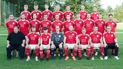 oben v.l. Finn Wohltmann, Jasper Bodenstab, Elias Müller, Keno von Oesen, Maarten Schumacher, Patrik Buroch, Sergei Wild
mitte v.l. Timo Fittschen, Leon Stelljes, Paul Schmidt, Gerrit Ahrens, Rune Semken, Luca Fuggetta, Finn Monsees, Philipp Zimmermann, Fabian Zebandt, Janek Wiemann
vorne v.l Claas Schumacher, Julian Blanken, Nils Nürnberg, Mats Wohlgehagen, Marc Lampe, Tamme Achelpöhler, Thore Bredehöft, Arne Tietjen