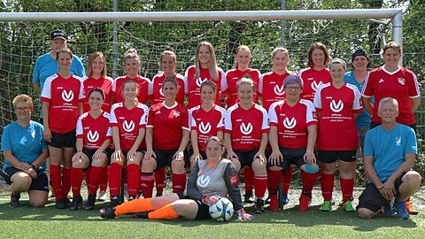 Frauenmannschaft der SG Niederlinxweiler-Winterbach mit Trainer und Betreuern