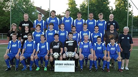 Hinten v.l.: Tr. Lay, Wild, Ekiszlan, Apfel, Probst, Bensmail, Zinßmeister, SpA Stauch
Mitte v.l.: Physio. Barsch, Physio H. Späth, Kowalewski, Tapking, Oertle, P. Gutfleisch, Karaisavidis, 
SpA Janssen, Betr. K. Gutfleisch
Vorne v.l.: Foehl, D. Gramlich, Treiber, Döderlein, Andersch, Kost, Becker, Wäsch.   Foto: Pfeifer