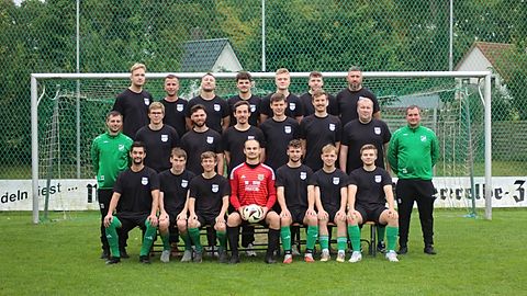 Hinten (v.l.n.r.): Bjarne Fastert, Jannis Burda, Niklas Reyels, Vitus Hartung, Jimmy Quaas, Nico Reyelts, Yurii Kharchenko.
Mitte (v.l.n.r.): Trainer Sascha Rieper, Justus Katt, Marcel Meyer, Niklas Ortmann, Thies Albern, Marek Albern, Viacheslav Harin, Trainer Thorben Bornhöft.
Vorne (v.l.n.r.): Marec Grave, Marvin Meyn, Jamie Brumm, Jan-Oliver Blohm, Brian Tiedemann, Kevin Lange, Justin Jungclaus.
Es fehlen: Samir Hajrizaj, Marvin Holl, Serhii Azarov, Jonas Heinbockel, Jona Senal.