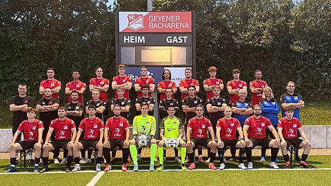 Mannschaftsfoto SC Germania Geyen 2
Kreisliga B
Obere Reihe:
Alex Pesch, Kosta Nikou, Sebastian Bersch, Tim Ritter, Jannik Schröder, Leon Cacciavillani, Max Schumann, Luca Baruffolo, Vincent Ehringer, Dennis Frere
Mittlere Reihe:
David Kaesler, Marcel Cronert, Gökhan Aydogan, Nils Szary, Luke Steffens, Alessio Schiliro, Samuel Osada, Ben Engbers, Noah Gräf, Willi Kamen, Nadine Frere, Tobias Kamen
Untere Reihe:
Jannis Koll-Möllenhoff, Julien Smart, Giuliano Casamassa, Jerome Bott, Philipp Aigner, Patrick Bürger, Manuel Frere, Marco Fritz, Fabian Kamen, Levin Caspari
Es fehlen:
Ahmet Temizsoy, Bastian Wydera, Dominic Fuchs, Moritz Gädecke, Moritz Nonn, Lukas Wein, Marc-Andre Kunze, Joshua Breuers und Luc Klinker