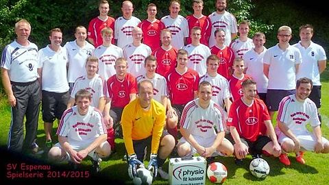 Stehend hinten, von Links: Lucas Bliewert, Matthias Rehrmann, Kenneth Söder, Nico Töppel, Mark Szecsenyi, Falco Hux
Stehend Mitte, von Links: Edgar Seidel, Alexander Jeppe, Tobias Braun, Steffen Appel, Lukas Beecken, Christian Gras, Fabian Stenzel, Benjamin Stenzel, Felix Hupfeld, Thomas Eberhardt, Jörg Odensaß, Andre Zuschlag
Sitzend, von Links: Jörn Metzner, Bernd Schnepf, Kevin Strobel, Benedikt Rheul, Patrick Himmelmann, Fabian Gutkuhn
Kniend, von Links: Oliver Scheibe, Andreas Römke, Mark Sonneborn, Sebastian Gutkuhn, Lars Hoberock

Foto: Bernd Sonneborn