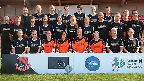 Die Mannschaft des Herforder SV in der Saison 2014/2015: Vorsitzende Birgit Schmidt (hinten v. l.), Isabelle Knipp, Lisa Lösch, Alexa St. Martin, Romina Burgheim, Lena Schulte, Danica Wu, Betreuer Björn Hebbe (Mitte v. l.), Trainer Jürgen Prüfer, Louisa Lagaris, Deniz Harbert, Merza Julevic, Lena Göllner, Kirsten Nesse, Mannschaftsarzt Ludger Spors-Schroedter, Physiotherapeut Fabian Bergfeld (Sport Reha), Torwart-Trainer Thomas Runkewitz, Physiotherapeut Deniz Atila (Sport Reha), Giustina Ronzetti (vorne v. l.), Friederike Schaaf, Laura Giuliani, Jennifer Martens, Friederike Abt, Florentine Rudloff, Lena Wermelt und Lena Hackmann. Auf dem Foto fehlt Kea Eckermann.