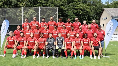 hinten v.l.n.r.:Klacar, Bierer, Özcan, Hess, Elatre, Ibrahim, Physio Philippos, Betreuer Lais, Teammanager Rötteler, 
Mitte: Sportlicher Leiter Omairat, Siegert, F. Knupfer, Schulz, Mascoritolo, Tritschler, Hassoun, Trainer Saggiomo, Sportvorstand Schneider, Vorstand Immobilien D. Joseph
vorne: Bührer, Sönmez, Bober, Angulo, D. Knupfer, Gass, Heiny, Dülger, Bah, Sponsor N. Joseph