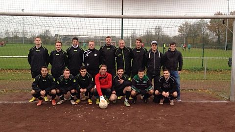 Polizei SV Mönchengladbach 1926 III. - Saison 2014/15 !

Hintere Reihe von Links: Christian Kubik, Michal Gartlieb, Umut Tokaker, Kevin Kerfers, Tobias Vaßen, Christian Rieger, Fabian Hanusrichter, Betreuer Kevin Lintzen, Daniel Hanusrichter

Vordere Reihe von Links: Zouhair El Boudali, Patrick Lipps, Umut Alkan, Sebastian Bredemeier, Emre Cetin, Dritan Berisha, Alkan Yenisu

Foto: Trainer Sascha Weinert