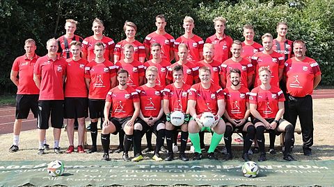 Kader Saison 19/20

Obere Reihe v.l.: Thorge Bolles, Jan-Ole Meiners, Kevin Mondorf, Sönke Heidemann, Malte Jansen, Sven Mittelstädt, Christian Korb, Niko Sommer 

Mittlere Reihe v.l.: Daniel Schulte (Torwarttrainer), Hendryk Schröder (Trainer), Paul Wenzel, Eike Heidemann, Tobias Büsing, Jannik Scholz, Dennis Jöstingmeier, Oleg Schmidt, David Ahlers, Torben Coldewey, Hergen Röben (Betreuer)

Untere Reihe v.l.: Pierre von Nethen, Brian Kraudelt, Marvin Bredehorn, Marcel Jasper, David Skibba (Co-Trainer, Kapitän), Yannik Martens

Es fehlen: Jan-Christopher Best, Patrick Brandt, Jöran Coldewey,Niels Grimm, Nils Janßen, Kai König, Jan-Eric Mahnkopf