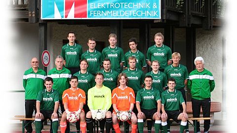 2. Mannschaft des TSV Marktoberdorf in der B-Klasse Allgäu 4 Saison 2012/13


hintere Reihe v. links:         Michael Schmitz, Michael Lipp, Markus Neumeir, Marco Riter, Matthias Bönsch

Mitte v. links:                      Trainer Dietmar Reinelt, Technischer Leiter Hans Scholz, Benjamin Schaumann, 
                                            Kapitän Thomas Linsenmeier, Manfred Koch, Christian Doyscher,
                                            Co-Trainer Michael Pfanner, 3. Abteilungsleiter Kurt Lang

sitzend v. links:                   Dominik Blanbois, Markus Waldvogel, Christoph Friegel, Christoph Strehle,
                                            Hermann Michel, Florian Schick