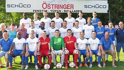Hintere Reihe von links nach rechts: Peguy Patrick Tchana Yopa, Andreas Gassert, Dimitri Suworow, Dominik Fellhauer, Manuel Deponte, Marvin Wagner, Sportlicher Leiter Marcus Kölmel.
Mittlere Reihe von links nach rechts: 2. Vorsitzende Tanja Uhlenbrock, 1. Vorsitzender Gerhard Kimling, Spielausschuss Wilfried Lahr, Daniel Bender, Armel Gaetan Mendoua Engon, Joshua Ringer, Jens Sturm, Mario Geil, Patrik Göbel, Trainer Kai Ledermann, Co-Trainer Christopher Holzer, Schriftführer Eric Wagner.
Vordere Reihe von links nach rechts: 3. Vorsitzender/Spielausschuss Axel Jung, Yannick Ngalene Ngami, Marvin Hauer, Kevin Hertl, Jannik Ballreich, Andre Just, Alfredo Santangelo, Mike Kohler, Spielausschuss Klaus Richter.
Es fehlen: Marcel Göbel, Lukas Kamuf, Patrick Kerti, Spielausschuss Stefan Schenk, Hauptkassier Jürgen Halter.