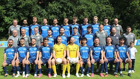 1. Mannschaft Kreisliga Bruchsal Saison 2024/25
 
hintere Reihe von links nach rechts:   Frank Burghart (SPA), Tarek Aljokhadar, Milan Herbich, Dennis Seidenspinner, Vasilios Rosilovalis (Trainer), Jermaine Enderes, Tim Seltsam, Marvin Bühler, Henrik Freisler, Ricardo Martines, Matthias Hilpp (SPA)
mittlere Reihe von links nach rechts:  Trudbert Bauer (2. Vorsitzender), Dietmar Hirsch (SPA), Andreas Macelski (Co-Trainer), Eugen Bortnikov, Aykut Kursunlu, Noah Rupp, Ardwan Naief, Michael Ferentschik (SPA). Frank Anhalt (1. Vorsitzender), Denis Marinovic (TW-Trainer)
untere Reihe von links nach rechts:  Suleman Aljokhadar, Elijah Enderes, Oguz Demir, Gabrijel Balog, Alex Grcic, Valantis Terzopoulos, Adrian Klingel, Dennis Helwich, Till Lehmann, Meric Metin, Toni Marinovic