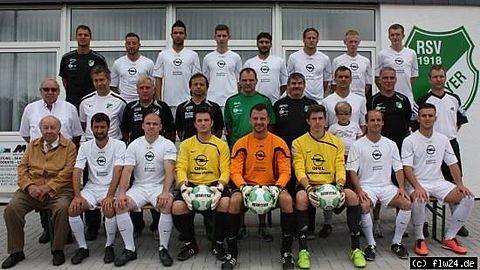 obere Reihe v.l. Tobias Uran, Jean-Pierre Chaparro, Said Silakhori, Pascal Schmitt, Davut Tekdas, Luca Weber, Matthias Neugebauer, Alexander Loresch - mittlere Reihe v.l. Sponsor Heinz Erlemann, Sponsor Carlos Merz, Abteilungsleiter Jürgen Erlemann, Vorsitzender Oliver Martin, Reserve- Trainer Hartmut Bender, Betreuer Peter Volberg, Spielertrainer Frank Wissenbach mit Sohn Liam, Co-Trainer Holger Jung, Torwarttrainer Rainer Hetterich - sitzend v.l. Sponsor Paul Saleschke, Miguel Chaparro, Marc Blazquez, Matthias Gleissner, Frank Naumann, Pascal Matvijof, Andreas Petri und Hajrullah Azemi. - es fehlen: James Johnson, Tim Sawall, Carlo Schott, Armend Mustafa, Sayan Mazlum, Aboe Silah, Mohammad Kazeroni, Daniel Kimmel, Robin Weigel, Dominikl Wochowitz, Ivan Wilhelm