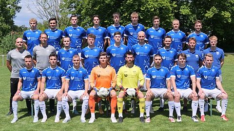 Hintere Reihe (v.l.n.r.): Lukas Klemenz, Marcelo Freitas, Alex Ripas, Maximilian Herberth, Armin Humic, Sven Packert, Felix Häußler, Kevin Haußmann sowie Christos Chatzimalousis.
Mittlere Reihe (v.l.n.r.): Trainer Daniel Güney, Co-Trainer Benjamin Ponath, Roman Schubmann, Marvin Heim, Marco Digel, Dominik Grauer, Tobias Fulde, Betreuer Oliver Leuze sowie Abteilungsleiter Sport Paul Stingel.
Vordere Reihe (v.l.n.r.): Matthias Dünkel, Albion Dreshaj, Timo Krauß, Martin Welsch, Philip Matz, Ioannis Potsou, Lucca Weigl sowie Nico Seiz.
Auf dem Bild fehlen: Philipp Frank, Lukas Früh, Max Höcketstaller, Marvin Karasarik, Ben Schaal, Leon Turhal sowie Co-Trainer Marco Knoll.