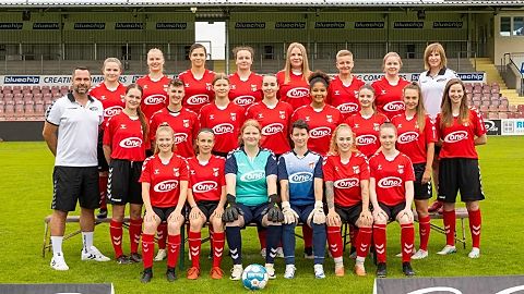 Obere Reihe (v.l.n.r.): Alisia Stock, Celine Eckstein, Nicole Strohbach, Iris Mörsel, Vanessa Rohde, Melanie Jahn, Colleen Herrmann, Claudia Schüler (Co-Trainer)
Mittlere Reihe (v.l.n.r.): Toni Beer (Trainer), Danielle Thumer, Josephine Rasch, Paula Fischer, Anna-Maria Weidner, Sofie Wolff, Tanya Kostadinova, Laura Holzhauer, Alina Löhr
Untere Reihe (v.l.n.r.): Amelie Löbel, Lina Wagner, Lysan Korkmaz, Anne-Marie Döhler, Jenny Richter, Vivienne Thomas