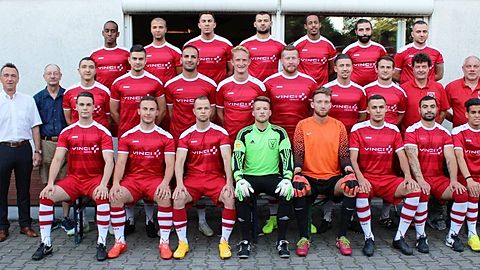 FC Schwalbach I, Kreisoberliga

Vorderste Reihe, von links: Alen Starcevic, Ali Murad, Fabian Pohl, Christian Jäger, Robert Seifert, Ismail Büyükyarma, Rafet Erilmez, Ayoub Mansouri; mittlere Reihe: Markos Daroglou (Vorsitzender), Thomas Seehöfer (Trainer), Frank Adloff (Physiotherapeut), Zian Allous, Lukas Geulen, Serhat Ücelehan, Jascha Klenk, Manuel Brück, Murad Akyel, Thilo Henß, Heiko Zippel (Torwart-Trainer), Tom Brune (Spielausschuß), Ronny Wiltschko (Spielausschuß); hintere Reihe: Daniel Habteab, Mohamed Khayr, Andreas Portela Esteban, Alen Tomic, Bsrat Tesfay, Ferhat Tozar (Co-Trainer), Branco Maric; es fehlten: Christian Seehöfer, Danijel Orec, Janis Klenk, Markus Ott