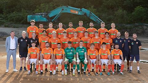 Hintere Reihe v.l.n.r.: Roko Lucic-Jozak, Gabriel Cavallaro, Moritz Krause, Jonas Bruck, Eric Merkel, Paul Kalauch, Oliver Pohling, Quentin Fuhrmann, Simon Priebs


Mittlere Reihe v.l.n.r.: Thomas Steudel (Exklusivsponsor), Jürgen Geißler (Mannschaftsleiter), Udo Hänsel (Mannschaftsleiter), Paulo Ondu-Schuster, Nick Hünig, Leonhard Weber, Valentin Möbius, Tobias Wurzer, Jason Dell, Jasin Moussaid, Philip Heineccius (Co-Trainer), André Müller (Cheftrainer), Leon Büttner (Co-Trainer)
 

Untere Reihe v.l.n.r.: Luan Müller, Paul Schwalm, Daniele Russo, Marwin Renk, Karl Neumann, Carlos Fröhlich, Anton Exner, Justin Leo Löwe


Fehlend: Joe Lennard Löwe, Ronald Dynio (Physio)